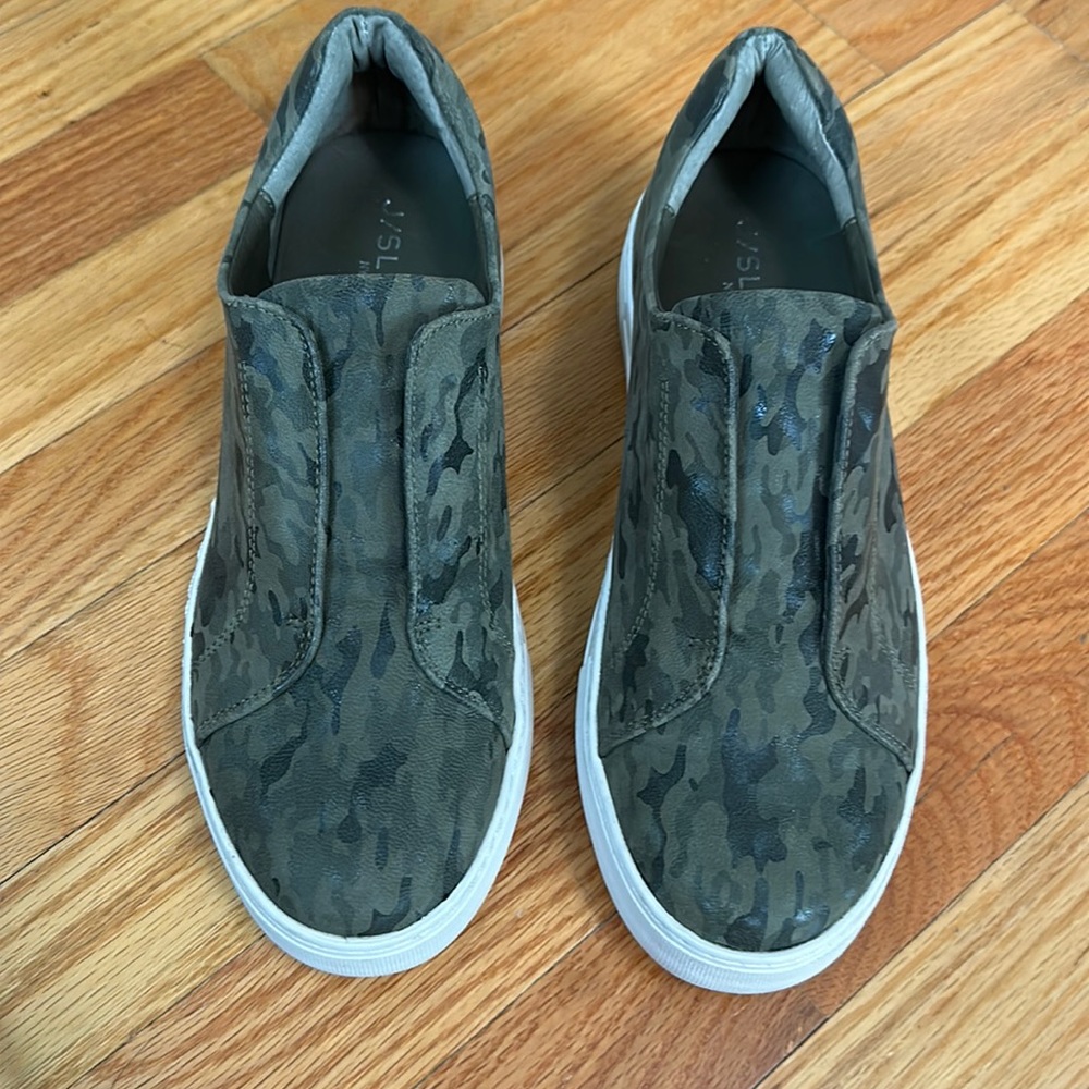 J/slides sneakers